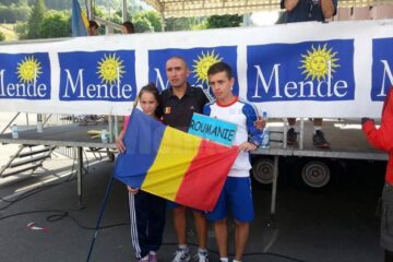 Antrenorul Cristian Prâsneac, alături de cei doi elevi ai săi, Paula Vîntu și Andrei Leancă