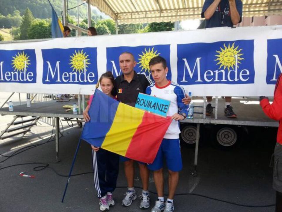 Antrenorul Cristian Prâsneac, alături de cei doi elevi ai săi, Paula Vîntu și Andrei Leancă Antrenorul Cristian Prâsneac, alături de cei doi elevi ai săi, Paula Vîntu și Andrei Leancă