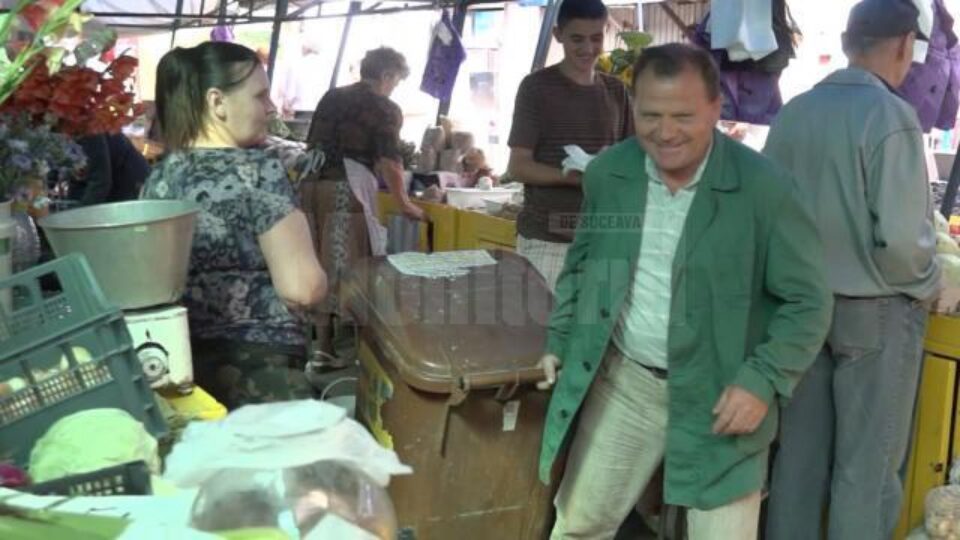 Rică Tunsu, licențiat în administrație publică, golește tomberoanele de gunoi și face curat în Piața George Enescu