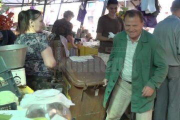 Rică Tunsu, licențiat în administrație publică, golește tomberoanele de gunoi și face curat în Piața George Enescu