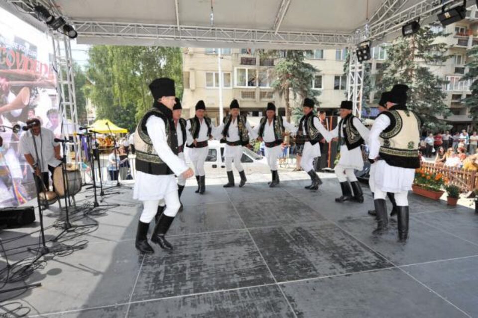 Trilișești Iaslovăț - Locul I - Jocuri populare bărbatești