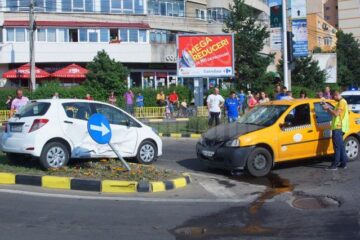 Scandal și patru mașini avariate, în intersecția de la Lidl
