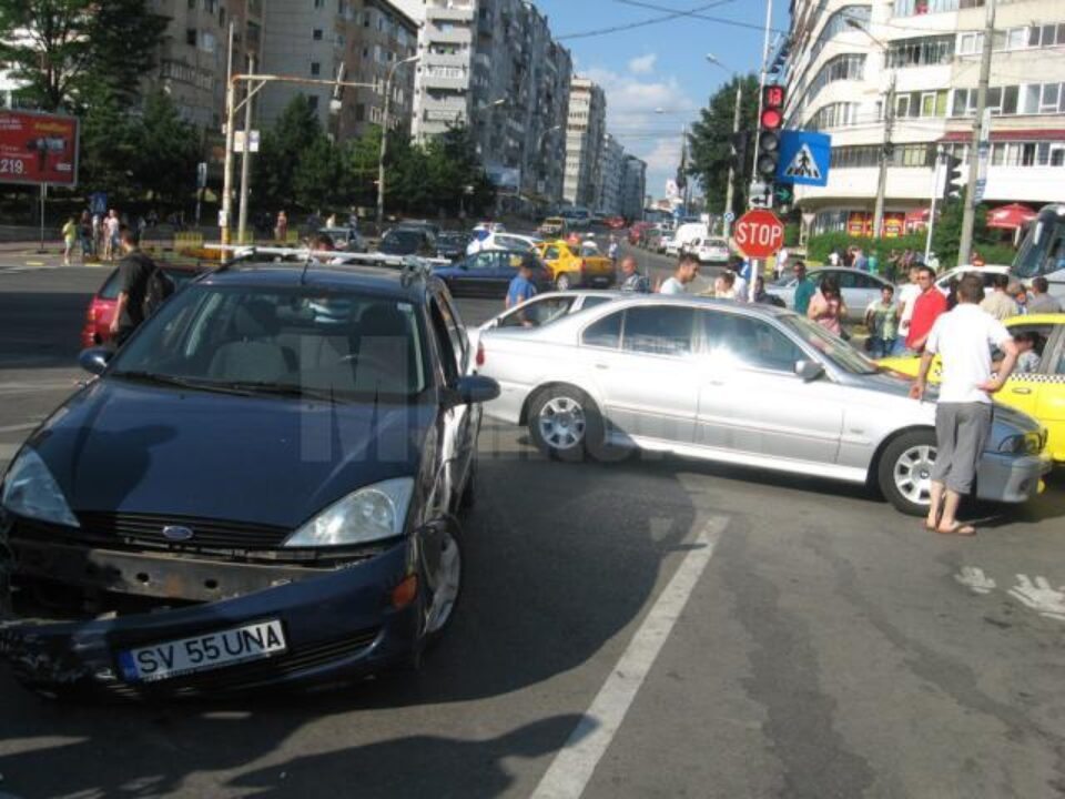 BMW-ul și Ford-ul care s-au tamponat în timp ce polițistul dirija circulația