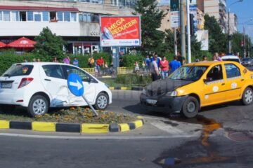 Cele două mașini implicate în primul eveniment rutier