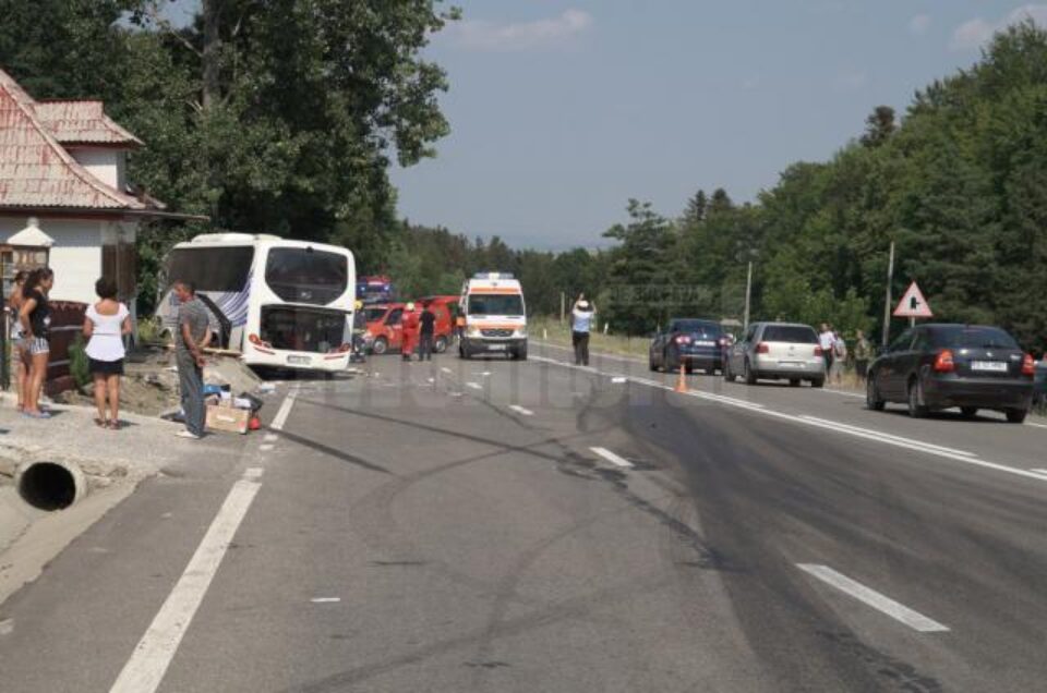 După impactul cu autocarul, autoturismul VW Caddy a fost proiectat în afara carosabilului
