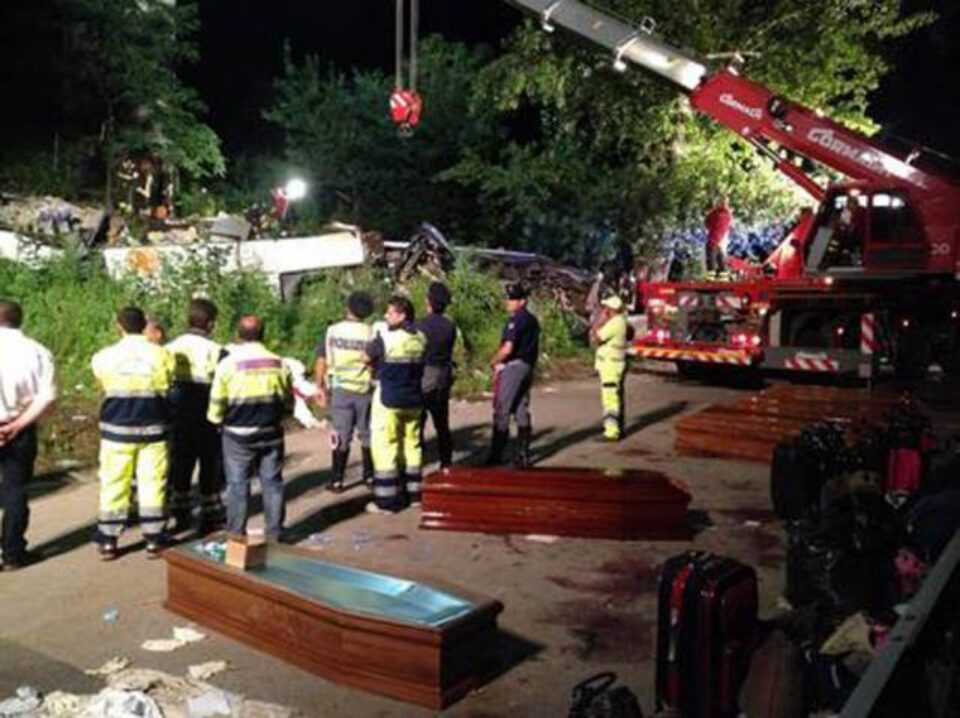Cel puțin 39 de morți într-un accident rutier produs în Italia