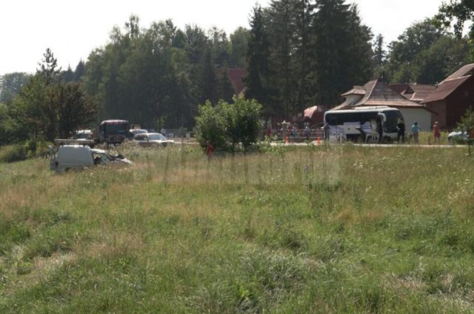 După impactul cu autocarul, autoturismul VW Caddy a fost proiectat în afara carosabilului