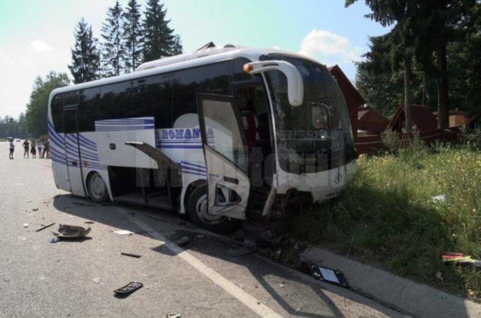 După impactul cu autocarul, autoturismul VW Caddy a fost proiectat în afara carosabilului