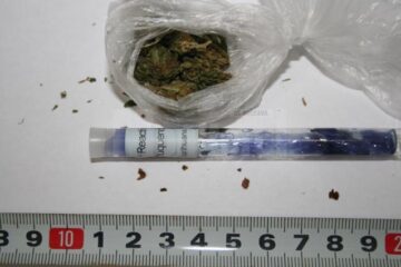 La testarea cu trusa narcotest, substanța, în greutate totală de trei grame, a reacționat pozitiv la categoria hașiș și marijuana
