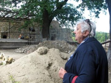 În curtea interioară s-a descoperit un hău imens, pe locul în care s-ar fi aflat o rezervă de apă a cetății