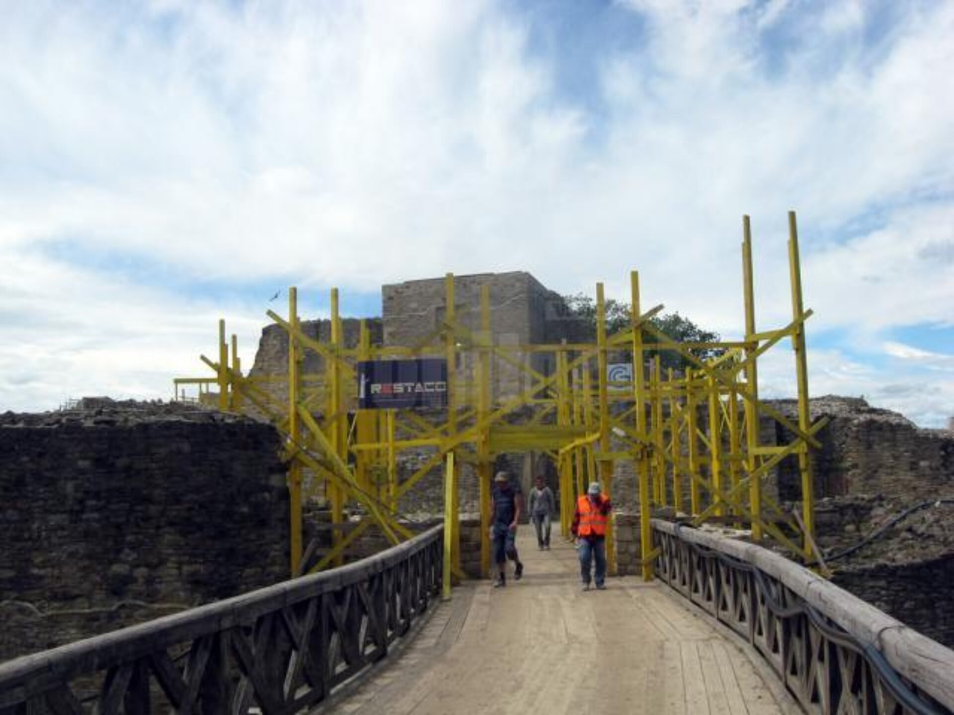 Cum a fost salvată Cetatea de Scaun a Sucevei de cutremurul din 1977