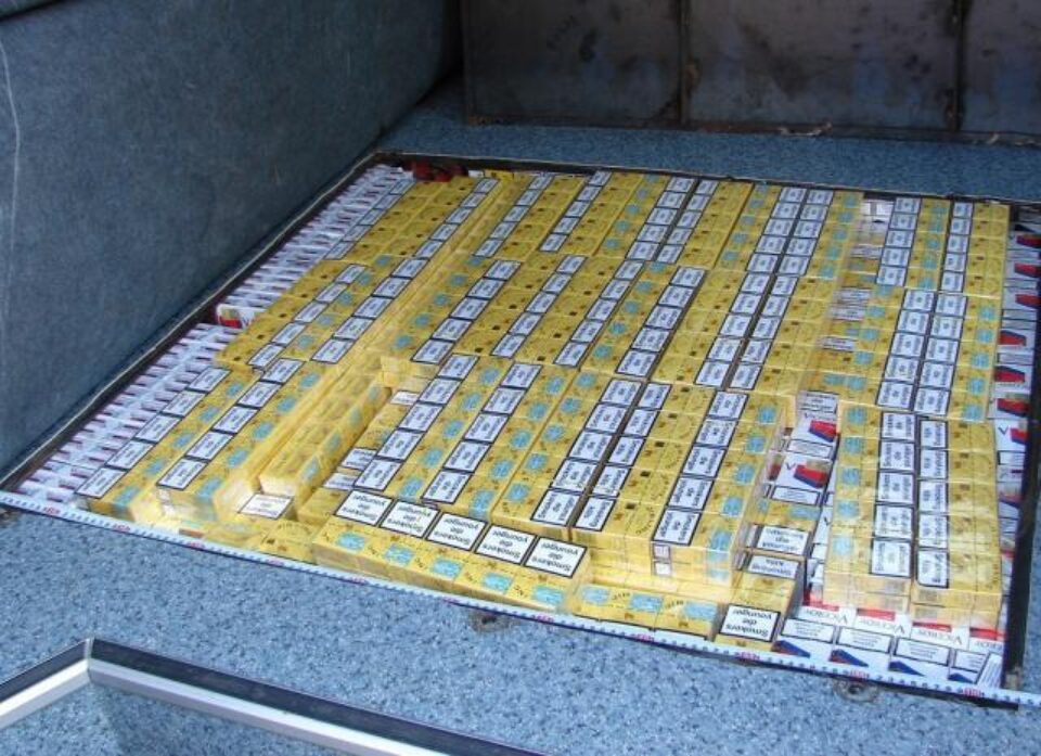 pachete de țigări ascunse într-o autoutilitară