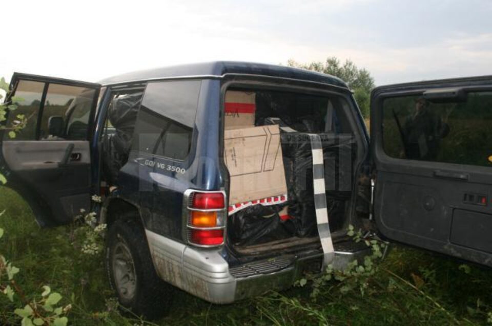 Autoturismul de teren a fost indisponibilizat, iar țigările, confiscate