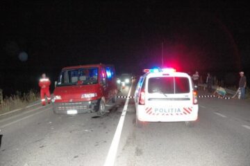 O autospecială Logan MCV a Poliției Rutiere, dotată cu aparat radar, a fost lovită de o dubiță condusă de către un tânăr care rula cu 131 de kilometri la oră Foto: Vasile Ciocan