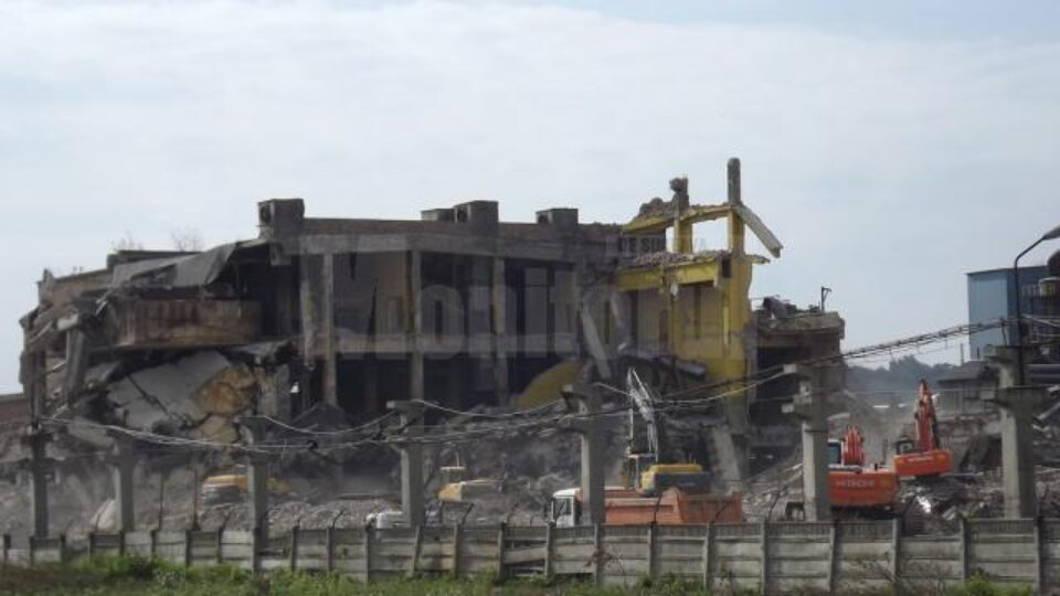 Ultimul perete rămas din fabrica de hârtie de la AMBRO urmează să fie demolat curând