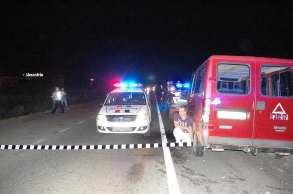 O autospecială Logan MCV a Poliției Rutiere, dotată cu aparat radar, a fost lovită de o dubiță condusă de către un tânăr care rula cu 131 de kilometri la oră Foto: Vasile Ciocan