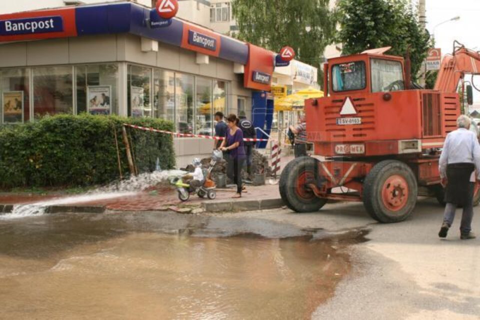 Scurgerile masive de apă le-au creat probleme pietonilor