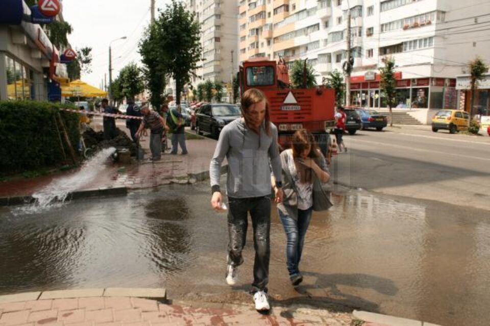 Scurgerile masive de apă le-au creat probleme pietonilor