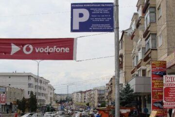 Începând de ieri, în municipiul Fălticeni se aplică sistemul de taxare a parcărilor publice