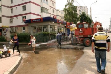 Străzi din George Enescu au fost inundate de un hidrant defect