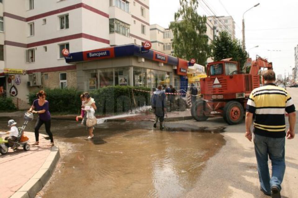Străzi din George Enescu au fost inundate de un hidrant defect