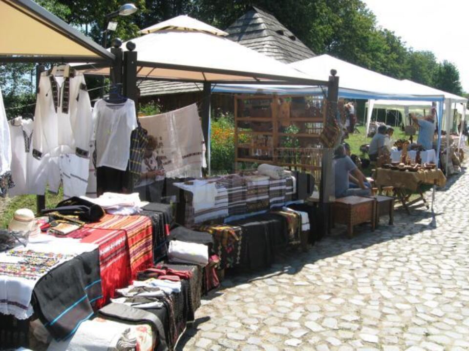 Târgul meșterilor populari, din Muzeul Satului Bucovinean, deschis până pe 4 august