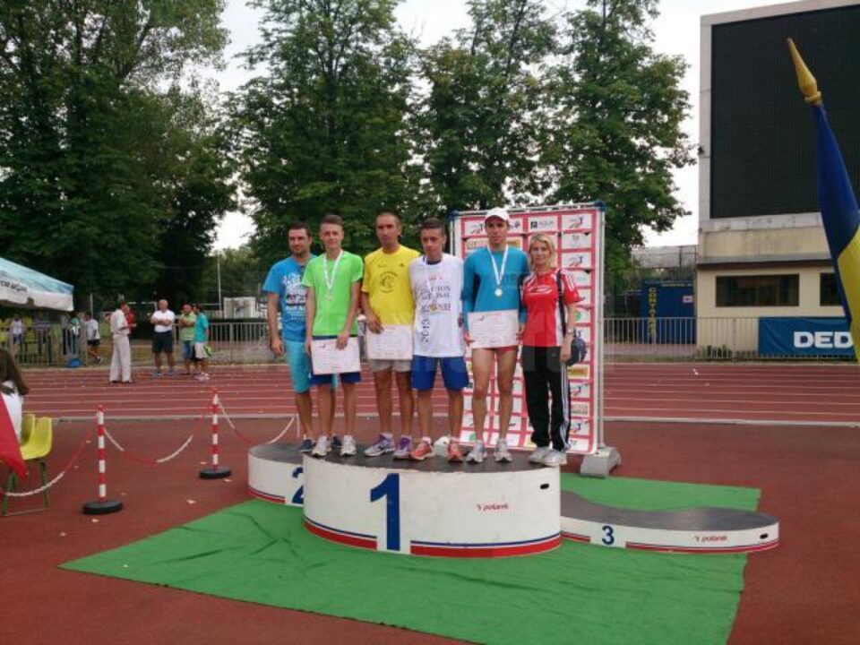 Andrei Leanca si Marius Hascioschi, insotiti de antrenorii lor pe podiumul de premiere