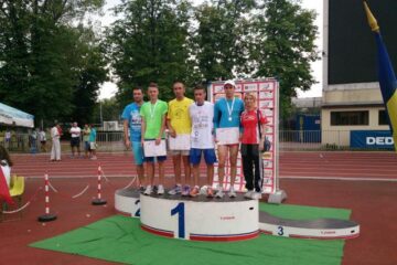 Andrei Leanca si Marius Hascioschi, insotiti de antrenorii lor pe podiumul de premiere