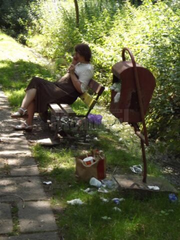 Puținele bănci din parc sunt la un pas de a fi îngropate în gunoaie