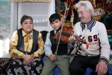 Străbunicii Tereza si Mihai, alături de Loris, acum 6 ani, când a primit în dar o vioară