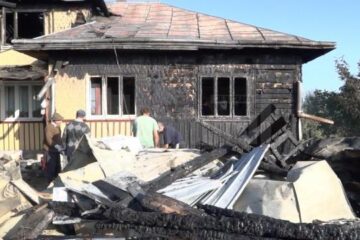 Gospodăria distrusă de flăcări