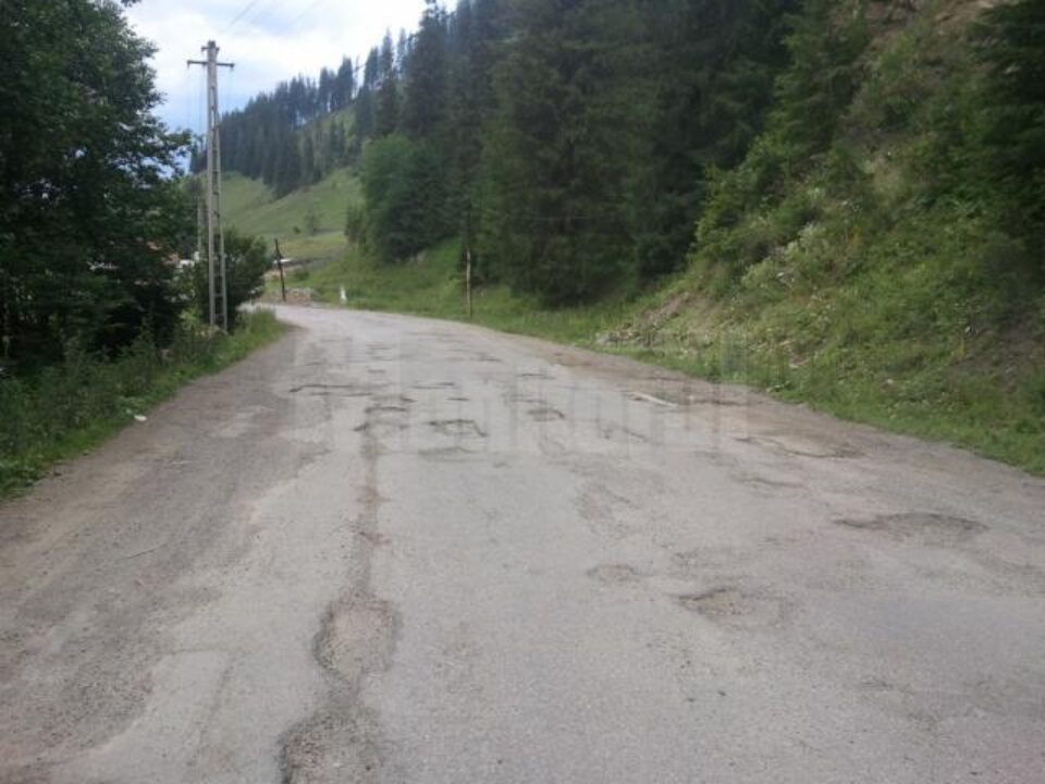 DN 18, într-o stare dezastruoasă, la limita impracticabilității pe mai multe porțiuni