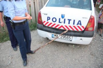 Coasa cu care au fost atacați cei doi, ridicată de poliție