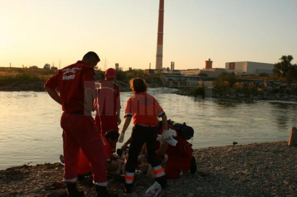 Bărbatul a fost resuscitat de echipajul SMURD venit la fața locului și apoi transportat la Spitalul Județean Suceava
