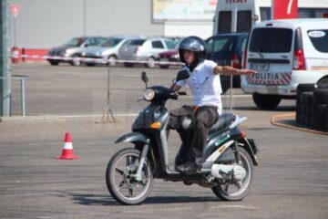 Mopediștii și motocicliștii nu mai au voie să transporte pasageri aflați sub influența alcoolului