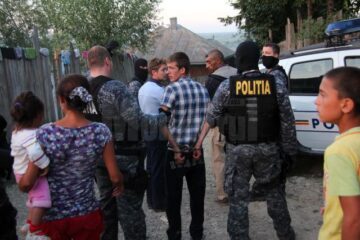 Polițiștii au ridicat doi suspecți.