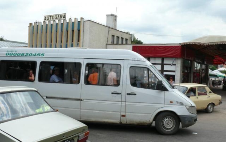 Peste un sfert dintre elevii care învață la Fălticeni fac naveta