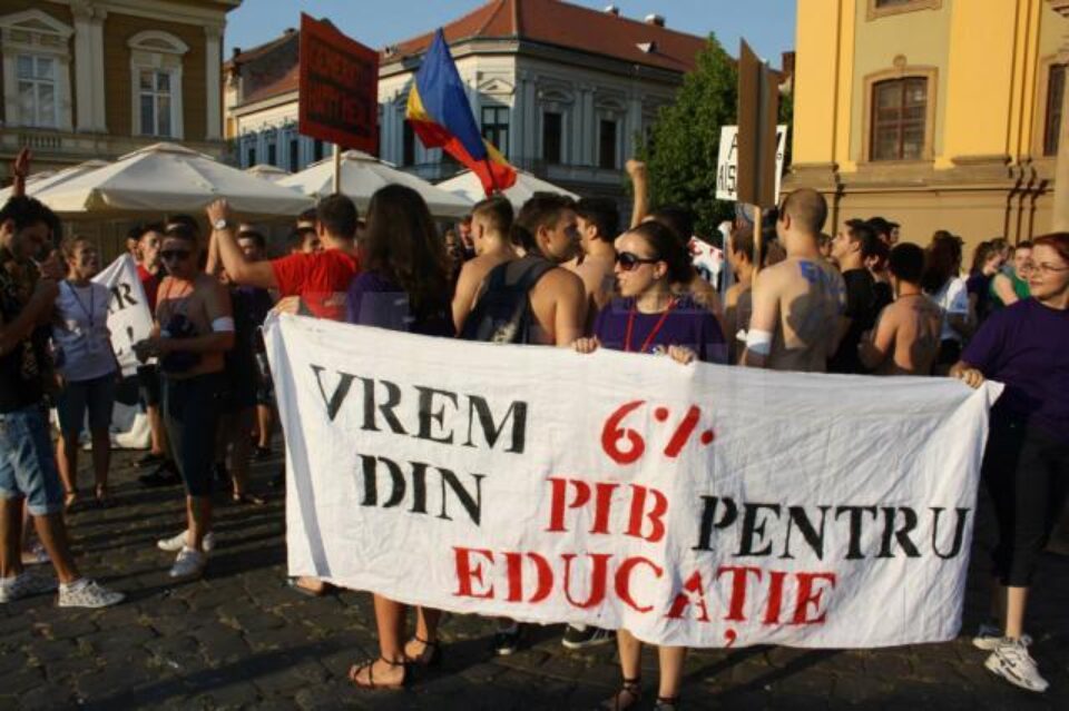 Studenții au reclamat că tinerii din România sunt trimiși la coada vacii