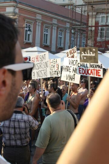 Studenții au reclamat că tinerii din România sunt trimiși la coada vacii