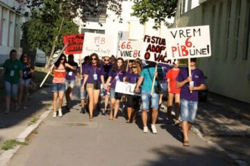 Studenții au reclamat că tinerii din România sunt trimiși la coada vacii