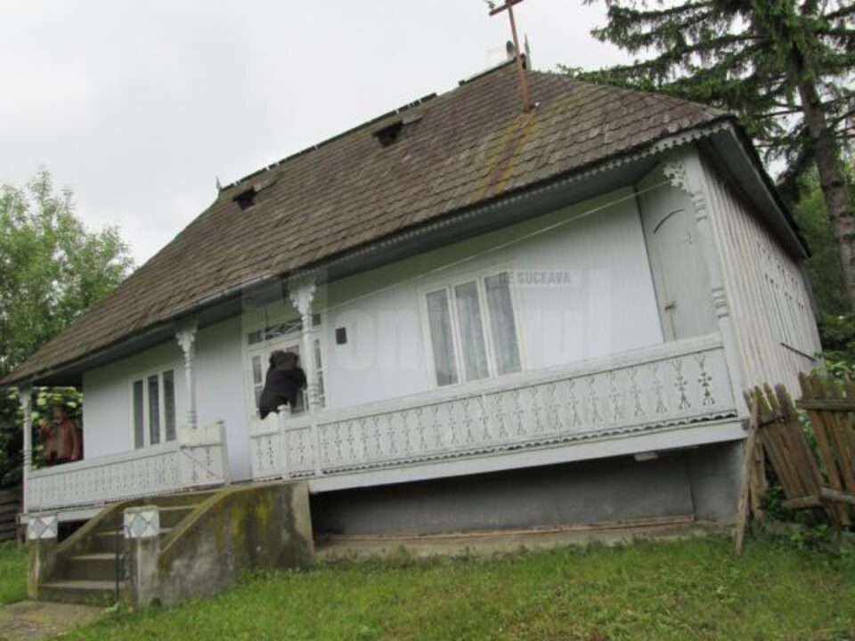 Familia Erhan a fost ajutată de Primăria Horodniceni și Fundația Hope and Homes for Children România să-și cumpere o casă cu două camere, hol, curte și mobilier