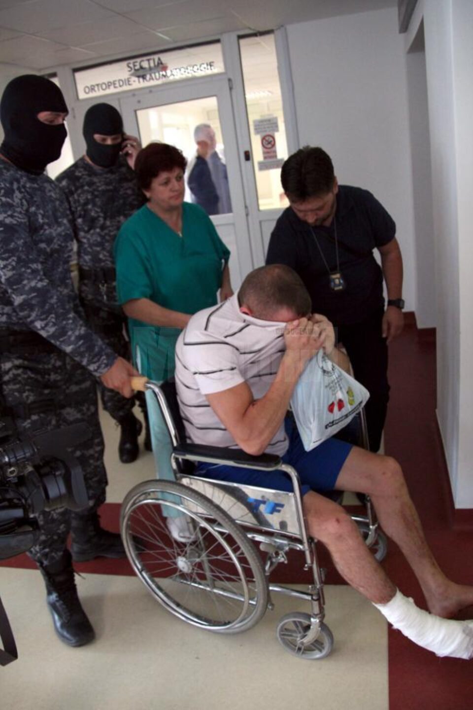 Juravle și-a acoperit apoi fața și nu a scos un cuvânt pana la duba poliției