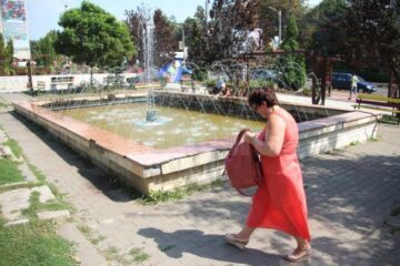 Medicii din spitale recomandă pe cât posibil evitarea expunerii prelungite la soare, îndeosebi între orele 11.00 și 18.00