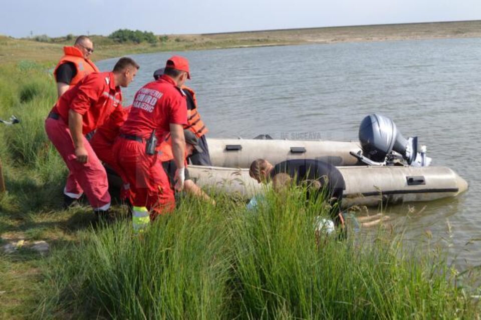 După aproximativ 50 de minute de la scufundare în iazul de la Lipoveni, o echipă de scafandri din cadrul ISU Suceava a găsit trupul neînsuflețit al bărbatului