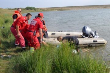 După aproximativ 50 de minute de la scufundare în iazul de la Lipoveni, o echipă de scafandri din cadrul ISU Suceava a găsit trupul neînsuflețit al bărbatului