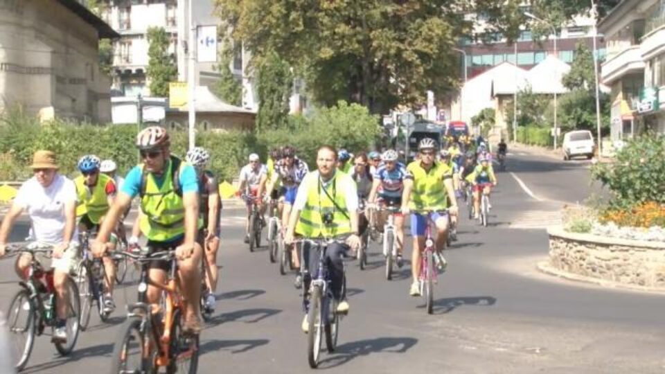 Preț de câteva zeci de minute, câteva artere ale orașului au aparținut bicicliștilor