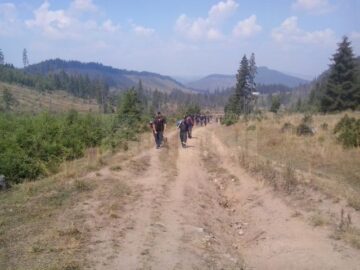 Peste 100 de pompieri au intervenit pentru stingerea unui incendiu de pădure, pe raza comunei Cârlibaba