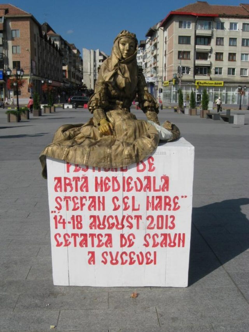 Statuie vie în centrul Sucevei