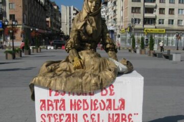 Statuie vie în centrul Sucevei