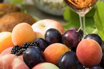 Specialiștii recomandă să consumarea unui „curcubeu de fructe: mure, prune, pere, struguri, piersici, căpșuni și cireșe”
